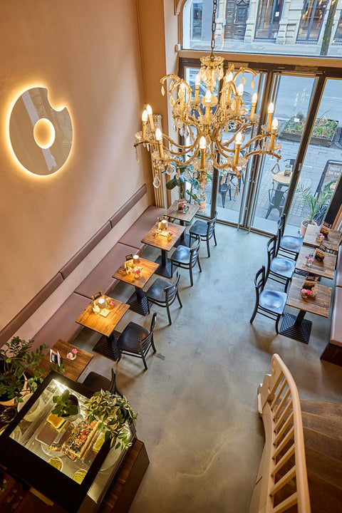 Der Blick von der Empore im Cafe Adeli