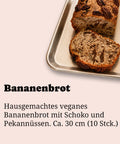 Veganes Bananenbrot von Adeli mit Schoko und Pekannüssen, daneben Produktname und Kurzbeschreibung