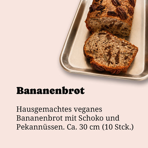 Veganes Bananenbrot von Adeli mit Schoko und Pekannüssen, daneben Produktname und Kurzbeschreibung
