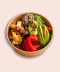 Vegane Buddha Bowl von Adeli mit Avocado, Quinoa, gegrillter Paprika, Blumenkohl, Zucchini und Humus