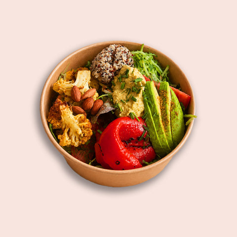 Vegane Buddha Bowl von Adeli mit Avocado, Quinoa, gegrillter Paprika, Blumenkohl, Zucchini und Humus