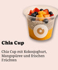 Veganer Chia Cup von Adeli mit Kokosjoghurt, Mangopüree und frischen Früchten, daneben Produktname und Kurzbeschreibung