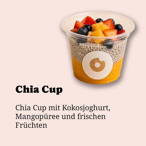 Veganer Chia Cup von Adeli mit Kokosjoghurt, Mangopüree und frischen Früchten, daneben Produktname und Kurzbeschreibung