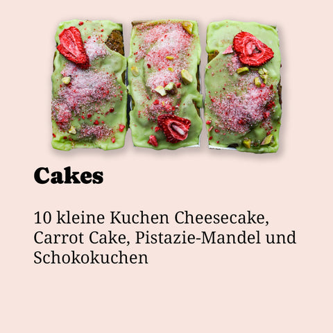 Cake-Box zum Abholen bei Café Adeli Köln: Auswahl von 10 kleinen Kuchen mit Cheesecake, Carrot Cake, Pistazie-Mandel und Schokokuchen