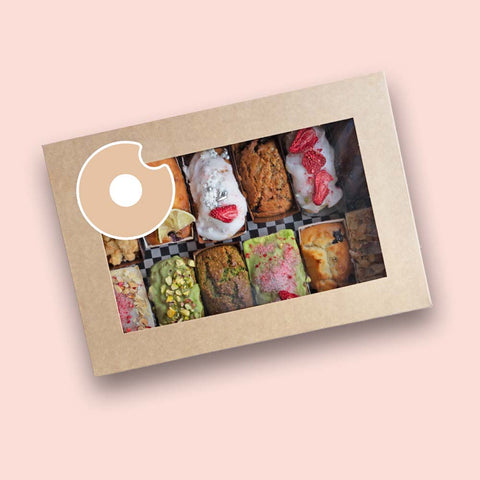 Sweet-Boxen mit verschiedenen Kuchen, Cookies und Brownies, darunter Cheesecake, Carrot Cake und Double-Chocolate Cookies